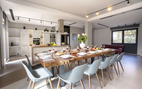 Villa Maria Paradiso 10: Meubilair, Interieur Ontwerp, Flooring, Stoel, Tafel, Hout, Verdieping, Plafond, Keuken En Eettafel, Eetkamer