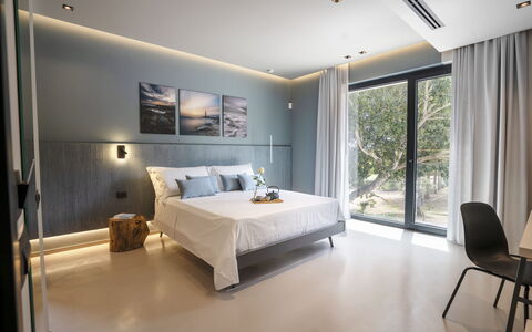 Villa Maria Paradiso 10: Meubilair, Bed, Interieur Ontwerp, Slaapkamer, Flooring, Verdieping, Bedding, Plafond, Laken, Huis