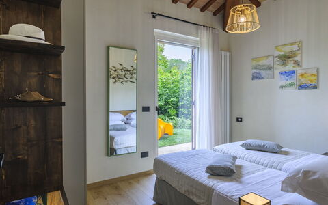 Villino le Moie 4+2: Muur, Hout, Interieur Ontwerp, Slaapkamer, Huis, Meubilair, Verdieping, Bed, Kamer, Hoofdkussen