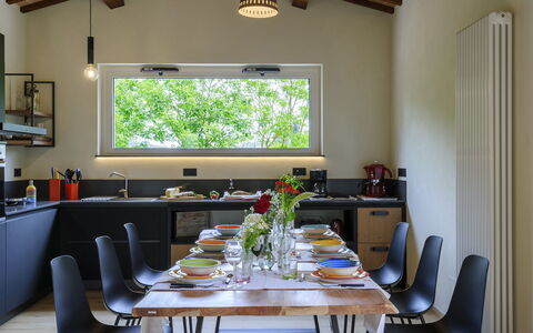 Villino le Moie 4+2: Meubilair, Interieur Ontwerp, Lichte Inrichting, Verlichting, Plafond, Keuken, Tafel, Countertop, Keuken En Eettafel, Huis