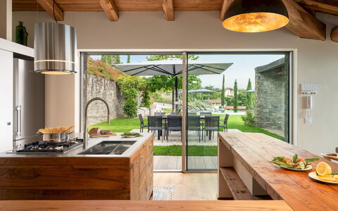 Villa Krisztina 10: Meubilair, Keuken, Interieur Ontwerp, Countertop, Flooring, Hout, Keuken En Eettafel, Plafond, Verdieping, Stoel