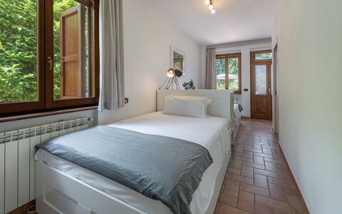 Villa Pianello 10: Bed, Slaapkamer, Interieur Ontwerp, Hout, Laken, Bedding, Meubilair, Plafond, Verdieping, Huis