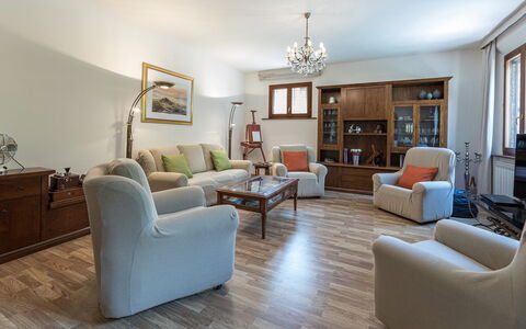 Villa Pianello 10: Meubilair, Interieur Ontwerp, Flooring, Bankstel, Verdieping, Hout, Kamer, Woonkamer, Plafond, Tafel