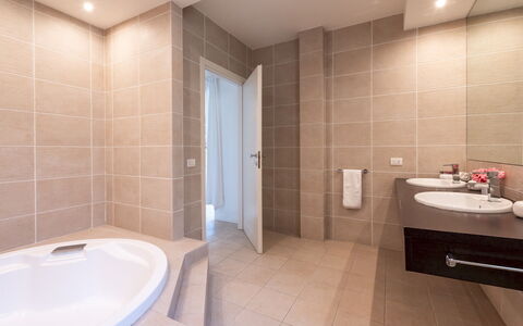 Villa Bianca 10: Badkamer, Loodgieterswerkinrichting, Flooring, Interieur Ontwerp, Verdieping, Wastafel, Kraan, Wastafel In De Badkamer, Loodgieter, Plafond