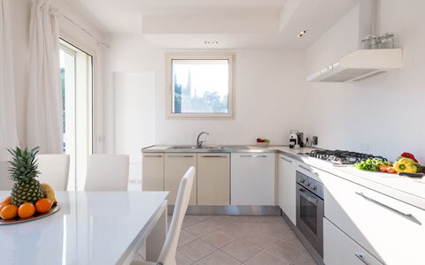 Villa Bianca 10: Interieur Ontwerp, Meubilair, Flooring, Hout, Keuken, Countertop, Huis, Verdieping, Kamer, Toestel Van De Keuken