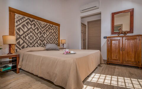 Villa Pineta 6: Meubilair, Interieur Ontwerp, Slaapkamer, Flooring, Verdieping, Bed, Hout, Laken, Kamer, Textiel