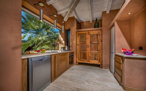 Villa Antura 4: Hout, Meubilair, Beits, Hardwood, Keuken, Countertop, Plafond, Stoel, Kamerplant, Landgoed