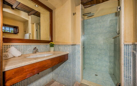 Villa Antura 4: Badkamer, Loodgieterswerkinrichting, Flooring, Muur, Wastafel In De Badkamer, Verdieping, Wastafel, Hout, Interieur Ontwerp, Kraan