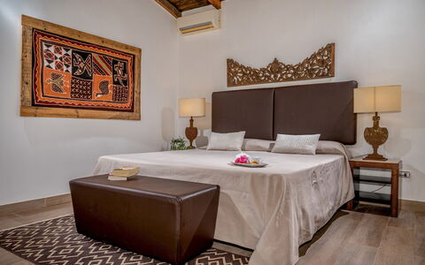 Villa Ashram 6: Bed, Meubilair, Interieur Ontwerp, Slaapkamer, Muur, Flooring, Verdieping, Bedding, Hout, Laken