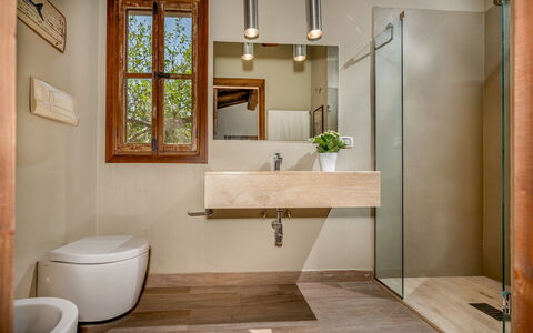 Villa Ashram 6: Badkamer, Interieur Ontwerp, Flooring, Loodgieterswerkinrichting, Verdieping, Muur, Hout, Wastafel, Toilet, Kraan