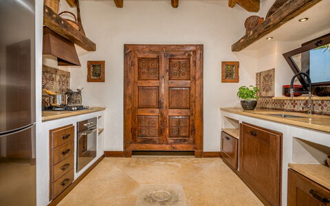 Villa Ashram 6: Hout, Flooring, Cabinetry, Interieur Ontwerp, Meubilair, Bruin, Plafond, Countertop, Verdieping, Keuken