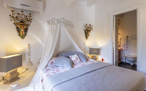 Villa Bambù 9+2: Meubilair, Bed, Interieur Ontwerp, Slaapkamer, Muur, Bedding, Laken, Verdieping, Flooring, Hout