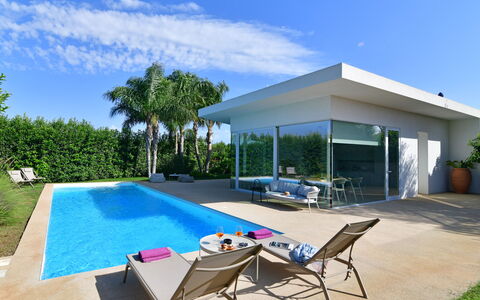 Villa Mandorlo 4: Zwembad, Blauw, Toevlucht, Schaduw, Huis, Eco Hotel, Samengesteld Materiaal, Buitenmeubels, Vrije Tijd, Landscaping