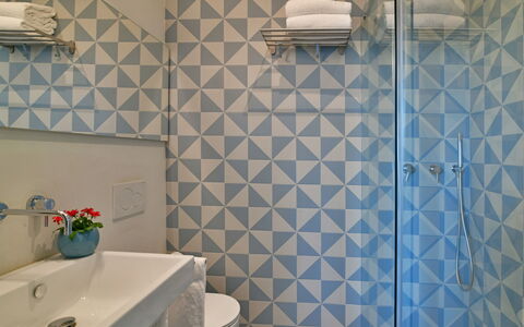 Villa Mandorlo 4: Blauw, Interieur Ontwerp, Flooring, Verdieping, Plafond, Tegel, Kamer, Badkamer, Loodgieterswerkinrichting, Lichte Inrichting