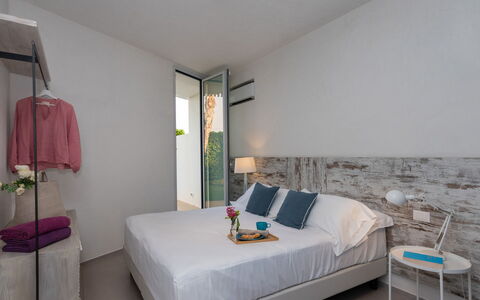 Villa Mandorlo 4: Bed, Slaapkamer, Meubilair, Muur, Interieur Ontwerp, Flooring, Hout, Bedding, Verdieping, Laken