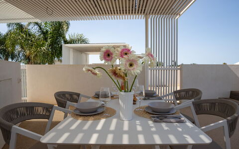 Villa Mandorlo 4: Meubilair, Balkon, Stoel, Schaduw, Buitenmeubels, Appartement, Ontwerp, Kamerplant, Keuken En Eettafel, Patio