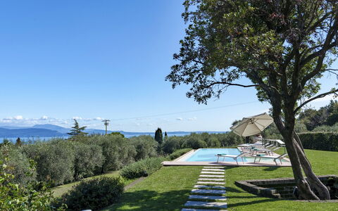 Villa del Prato 8: Blauw, Landschap, Land Lot, Tuin, Groundcover, Bergketen, Landscaping, Gazon, Ridge, Haag
