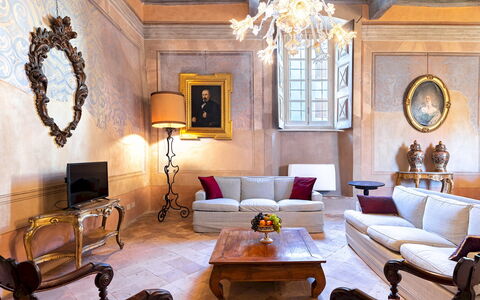 Palazzo Pozzo Bonelli 14: Meubilair, Interieur Ontwerp, Flooring, Muur, Bankstel, Verdieping, Woonkamer, Tafel, Hout, Plafond