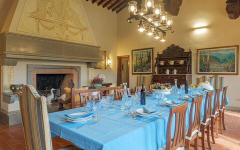 Il Cerreto 11: Meubilair, Tafel, Huis, Stoel, Eetkamer, Keuken En Eettafel, Kamerplant, Barware, Restaurant, Villa