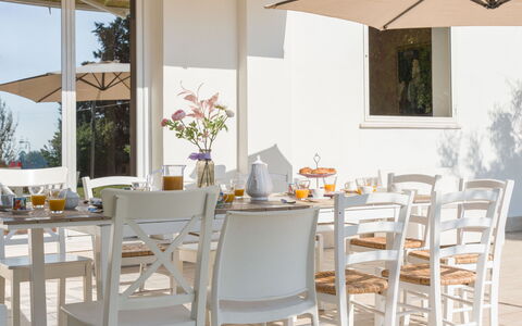 Nonna Isa 12: Meubilair, Stoel, Tafel, Keuken En Eettafel, Buitenmeubels, Tableware, Buitentafel, Restaurant, Tafelkleed, Eetkamer
