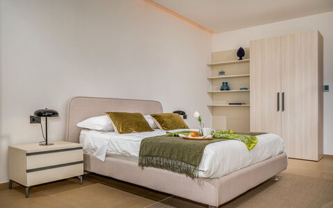 Villa Mulberry 10: Meubilair, Bed, Interieur Ontwerp, Bedding, Slaapkamer, Laken, Muur, Flooring, Verdieping, Hout