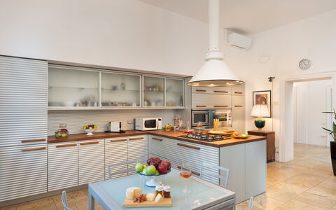 Villa Laguna 10: Keuken, Interieur Ontwerp, Countertop, Meubilair, Toestel Van De Keuken, Flooring, Cabinetry, Plafond, Verlichting, Major Appliance