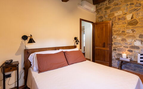 Podere San Lorenzo 12: Muur, Hout, Interieur Ontwerp, Meubilair, Slaapkamer, Plafond, Flooring, Verdieping, Bed, Bruin