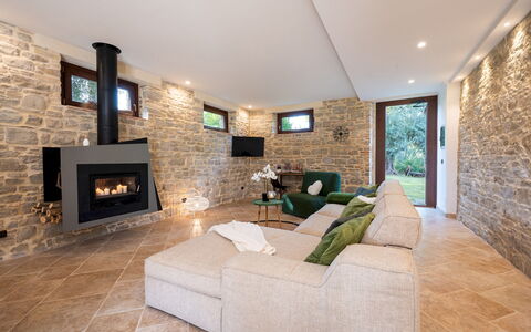 Villa Cherubini 8+1: Flooring, Interieur Ontwerp, Muur, Meubilair, Verdieping, Bankstel, Hout, Plafond, Woonkamer, Stenen Muur