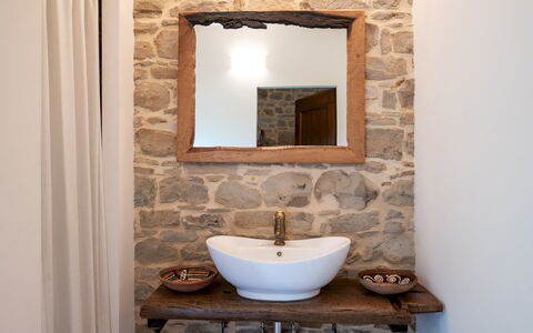Villa Cherubini 8+1: Muur, Interieur Ontwerp, Spiegel, Loodgieterswerkinrichting, Wastafel In De Badkamer, Badkamer, Verlichting, Stenen Muur, Kamer, Wastafel