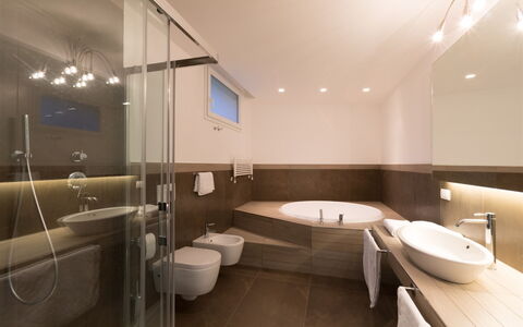 Villa Mandara 8+2: Badkamer, Interieur Ontwerp, Flooring, Loodgieterswerkinrichting, Verdieping, Wastafel In De Badkamer, Wastafel, Plafond, Kraan, Loodgieter