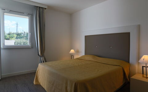 Villa Mandara 8+2: Meubilair, Interieur Ontwerp, Bed, Flooring, Slaapkamer, Verdieping, Hout, Kamer, Laken, Plafond