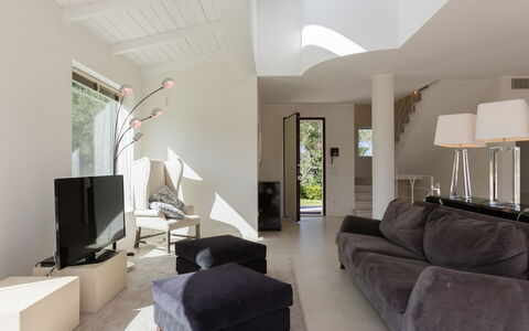 Villa Mandara 8+2: Meubilair, Interieur Ontwerp, Flooring, Bankstel, Verdieping, Muur, Woonkamer, Plafond, Kamer, Huis