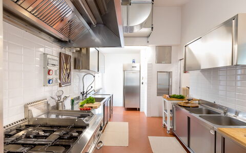 La Scuderia 8: Keuken, Toestel Van De Keuken, Countertop, Major Appliance, Fornuis, Flooring, Meubilair, Verlichting, Interieur Ontwerp, Fornuis
