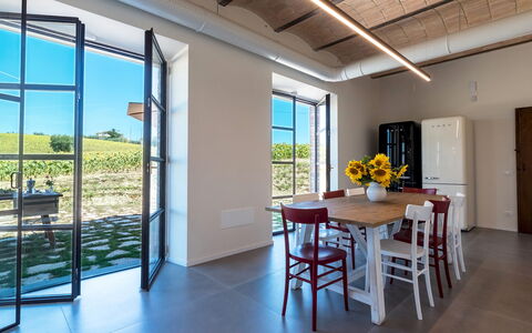 La Buona Maniera 10: Meubilair, Tafel, Stoel, Keuken En Eettafel, Glas, Eetkamer, Beits, Hardwood, Restaurant, Daylighting