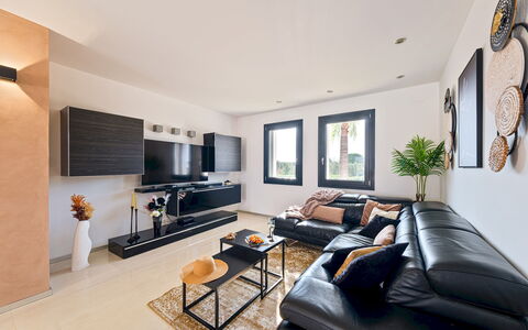 Dimora Solaris 6: Meubilair, Interieur Ontwerp, Bankstel, Flooring, Muur, Woonkamer, Hout, Plafond, Kamer, Huis