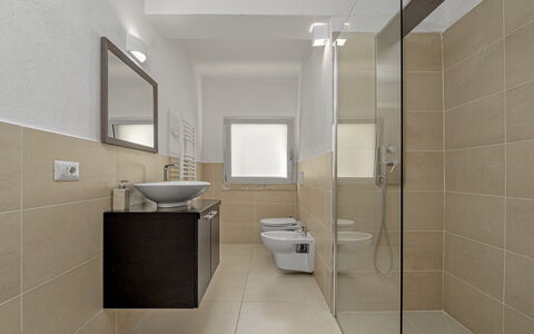 Villa la Maddalena 6+2: Badkamer, Interieur Ontwerp, Flooring, Loodgieterswerkinrichting, Muur, Verdieping, Wastafel In De Badkamer, Wastafel, Toilet, Plafond