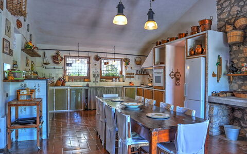 Casale Tre Cipressi 10: Meubilair, Keuken, Interieur Ontwerp, Tafel, Verlichting, Flooring, Plafond, Countertop, Stoel, Cabinetry