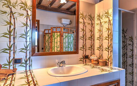 Casale Tre Cipressi 10: Muur, Wastafel In De Badkamer, Interieur Ontwerp, Loodgieterswerkinrichting, Wastafel, Kraan, Plafond, Verlichting, Loodgieter, Badkamer
