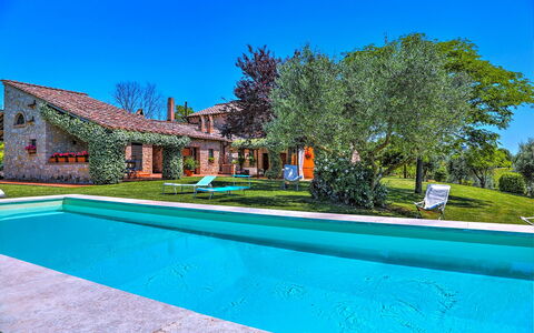 Casale Tre Cipressi 10: Blauw, Huis, Architectuur, Huis, Landgoed, Boerderij, Zwembad, Tuin, Gazon, Verblijf