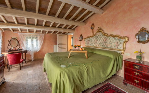 Casale delle Farfalle 12: Muur, Meubilair, Slaapkamer, Bed, Bedding, Laken, Bed Frame, Huis, Linens, Hoofdkussen