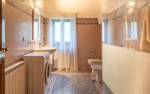 Casale delle Farfalle 12: Flooring, Verdieping, Loodgieterswerkinrichting, Interieur Ontwerp, Badkamer, Tegel, Verlichting, Loodgieter, Kraan, Plafond