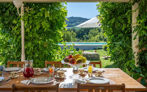 Casale delle Farfalle 12: Meubilair, Tafel, Tableware, Stoel, Keuken En Eettafel, Tafelkleed, Voedsel, Buitentafel, Serveware, Buitenmeubels