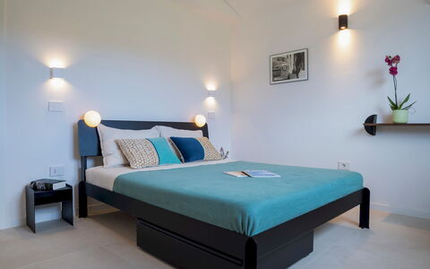 Casa Moros 6: Meubilair, Bed, Interieur Ontwerp, Slaapkamer, Laken, Bedding, Verdieping, Kamer, Flooring, Textiel