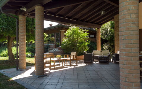 Villa Valchero 12: Hout, Kolom, Schaduw, Meubilair, Veranda, Tuin, Outdoor Structuur, Buitenmeubels, Landscaping, Backyard
