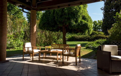 Villa Valchero 12: Meubilair, Buitenmeubels, Stoel, Tuin, Struik, Schaduw, Groundcover, Buitentafel