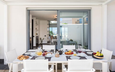 Dimora Egadina Giovanni 4+4: Meubilair, Interieur Ontwerp, Tafel, Flooring, Stoel, Keuken En Eettafel, Verdieping, Eetkamer, Plafond, Appartement