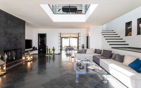 Dimora Egadina Giovanni 4+4: Meubilair, Interieur Ontwerp, Flooring, Verdieping, Bankstel, Plafond, Woonkamer, Huis, Tafel, Verlichting