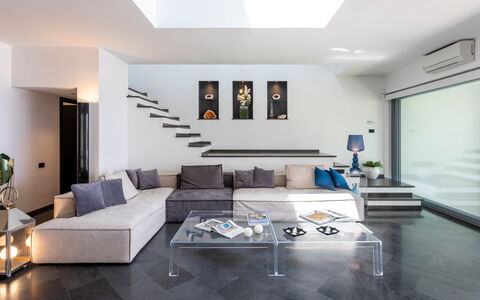 Dimora Egadina Giovanni 4+4: Meubilair, Interieur Ontwerp, Flooring, Bankstel, Muur, Verdieping, Woonkamer, Plafond, Appartement, Tafel