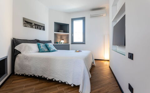 Dimora Egadina Giovanni 4+4: Meubilair, Bed, Interieur Ontwerp, Slaapkamer, Flooring, Verdieping, Muur, Kamer, Bedding, Laken