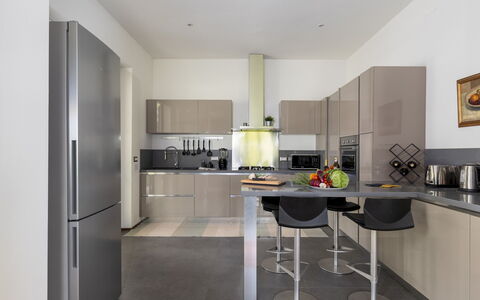 La Casetta 12: Meubilair, Keuken, Toestel Van De Keuken, Interieur Ontwerp, Countertop, Flooring, Major Appliance, Cabinetry, Hout, Verdieping